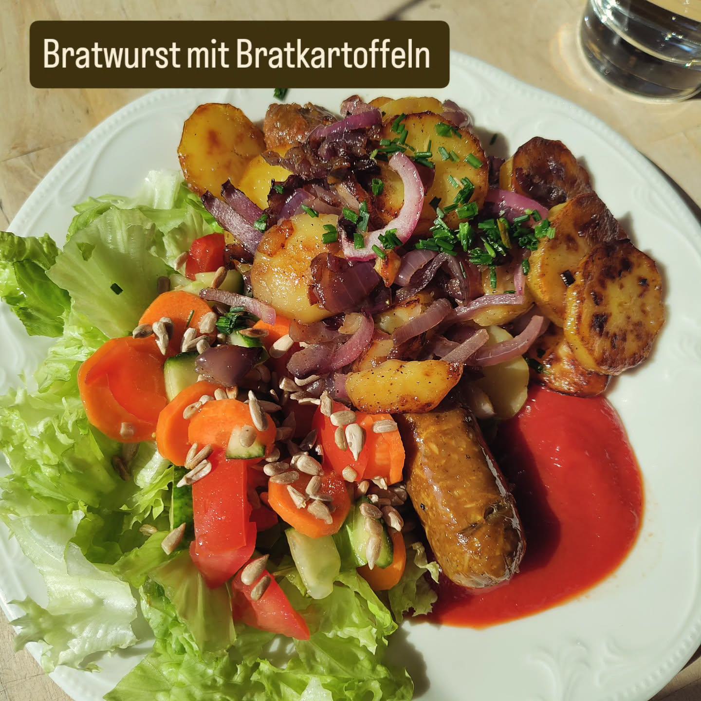 Leider schon alles weggefuttert, aber heute Mittag gab es leckere Bratkartoffeln mit Bratvurst 😋
#ernas_mittagstisch #bratvurst #jammi