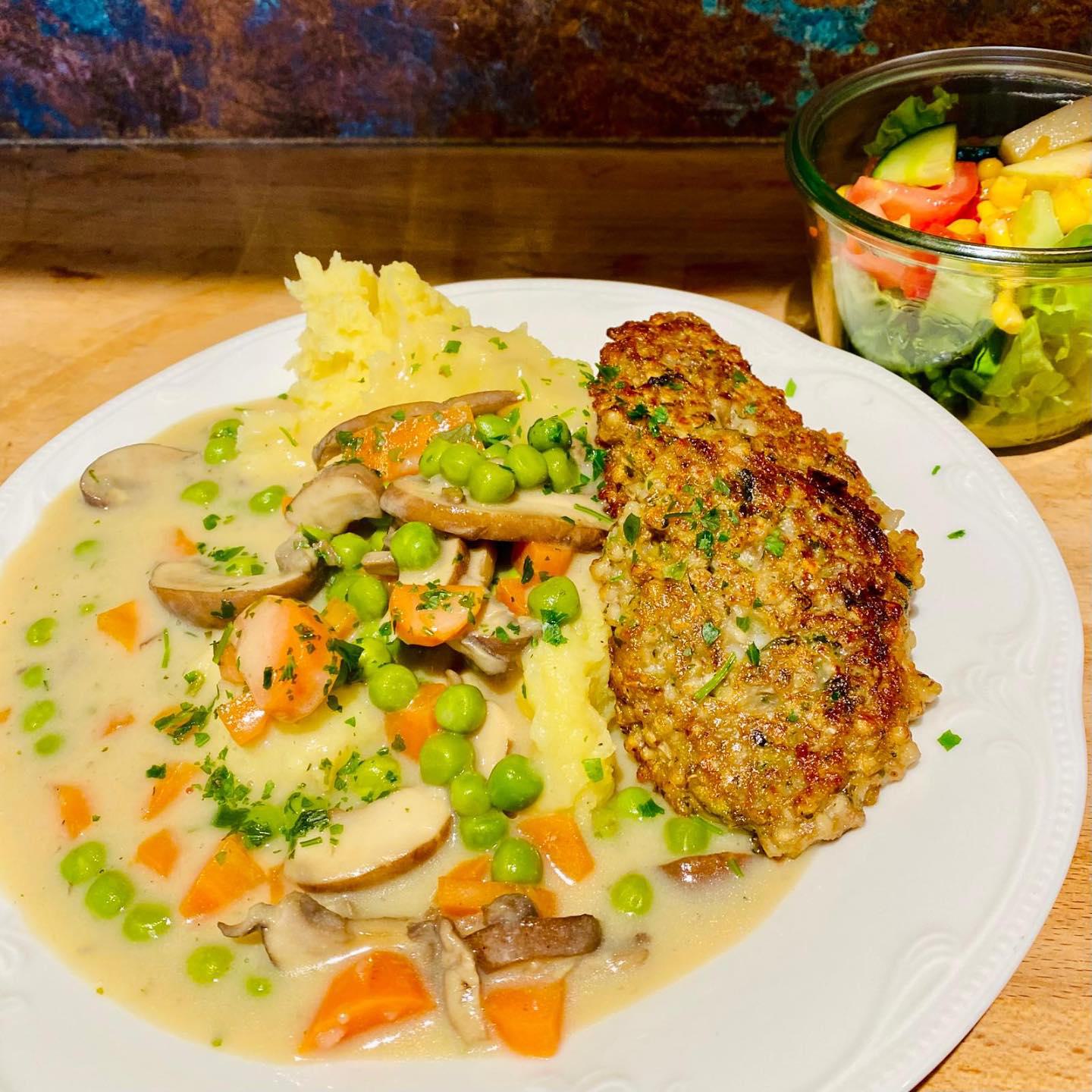 Unser Mittagstisch heute: Buchweizenbratlinge mit Rahmgemüse und Kartoffelbrei. Wie immer vegan und mit einem leckeren Salat. 🌱
#ernas_mittagstisch #vegan #selbstgekocht #gesundhndlecker #buchweizen #gemüse #kartoffelbrei