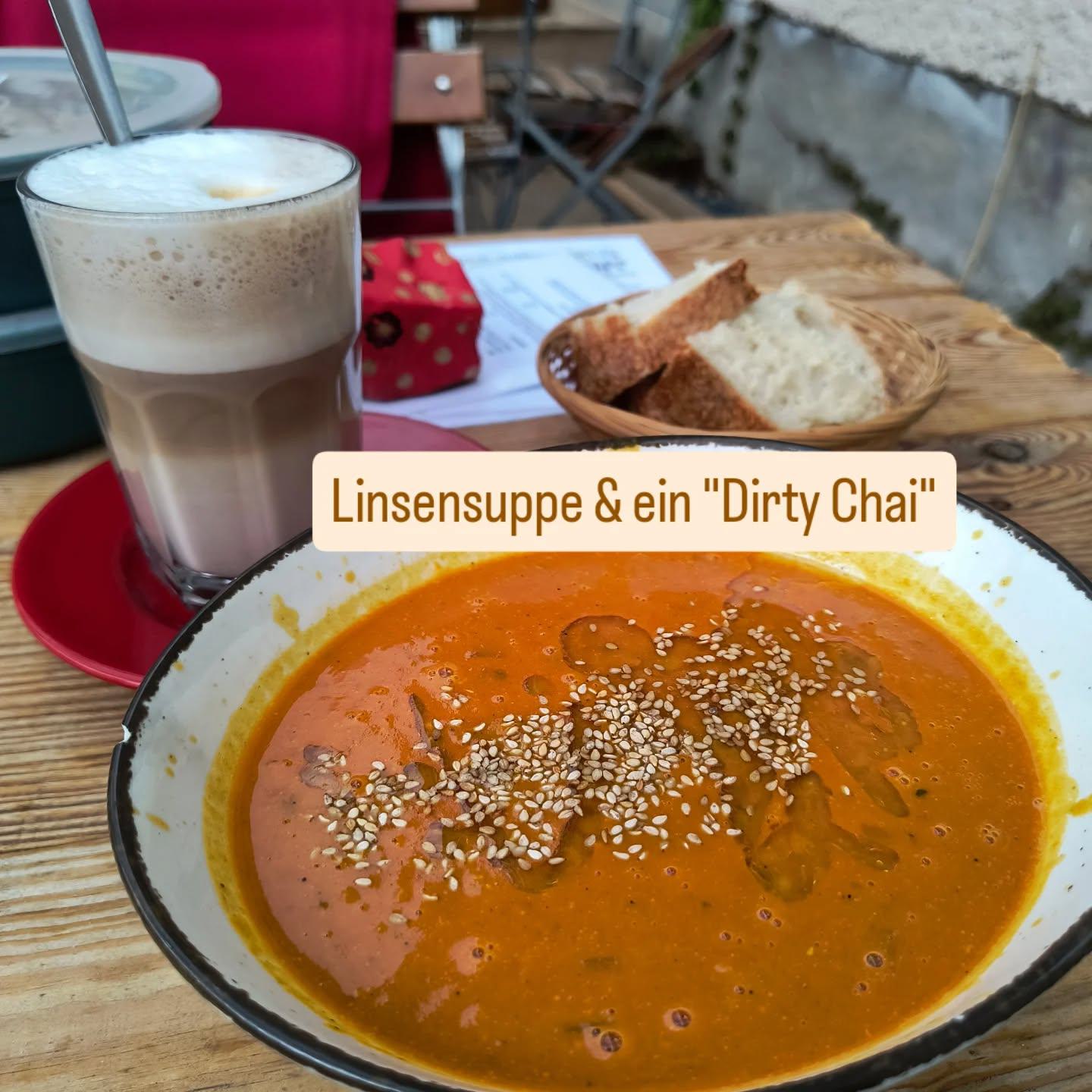 ...hatte diese Stammkundin heute zum Mittagessen. Wobei sie vorschlägt, den ab sofort "Lovely Chai" zu nennen. Finden wir eine sehr gute Idee! Wer noch?
💗
#ernas_mittagstisch #linsensuppe #dirtychai #lovelychai #essenaufderterrasse