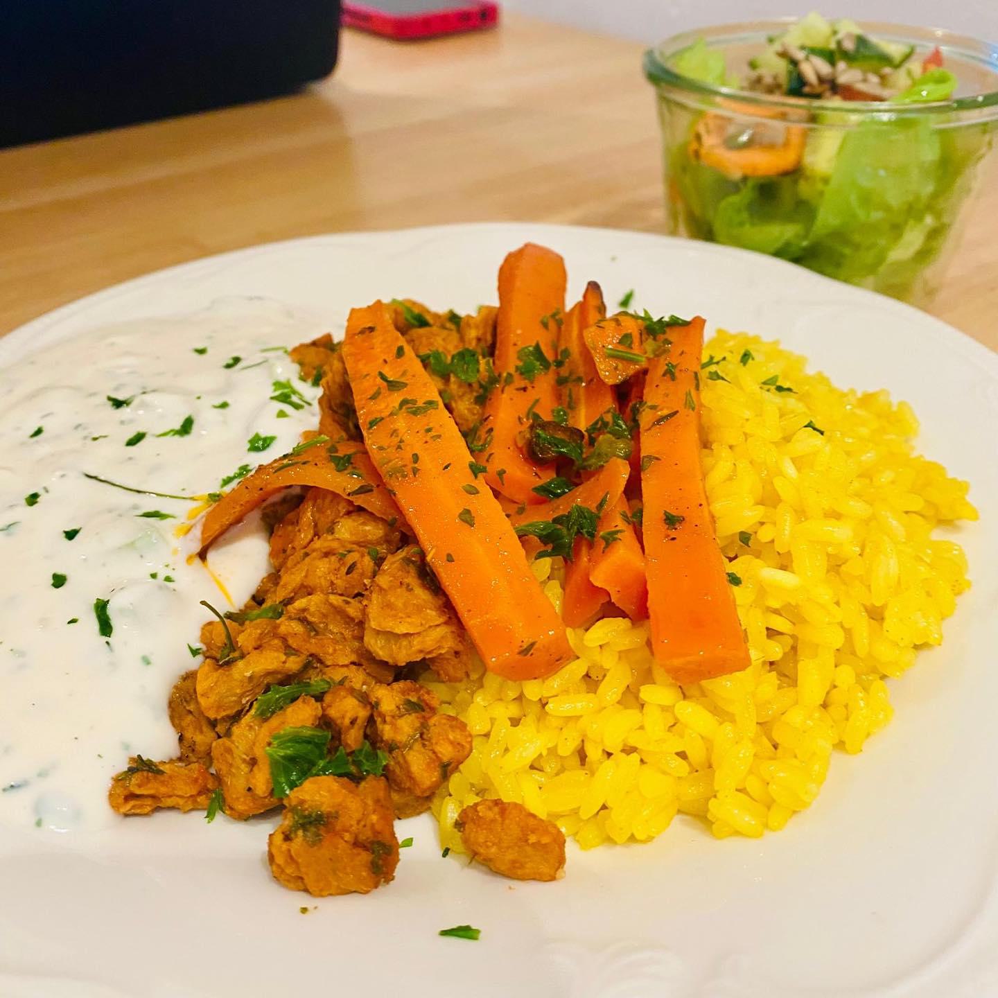 Heute gibt es bei uns zum Mittagessen Soja-Gyros mit Kurkuma-Reis und Tzatziki. Wie immer mit Liebe selbstgekocht, vegan und dazu einen leckeren Salat. 🌱
#ernas_mittagstisch #vegan #soja #gemüse #tzatziki #kurkuma #reis #gesundundlecker