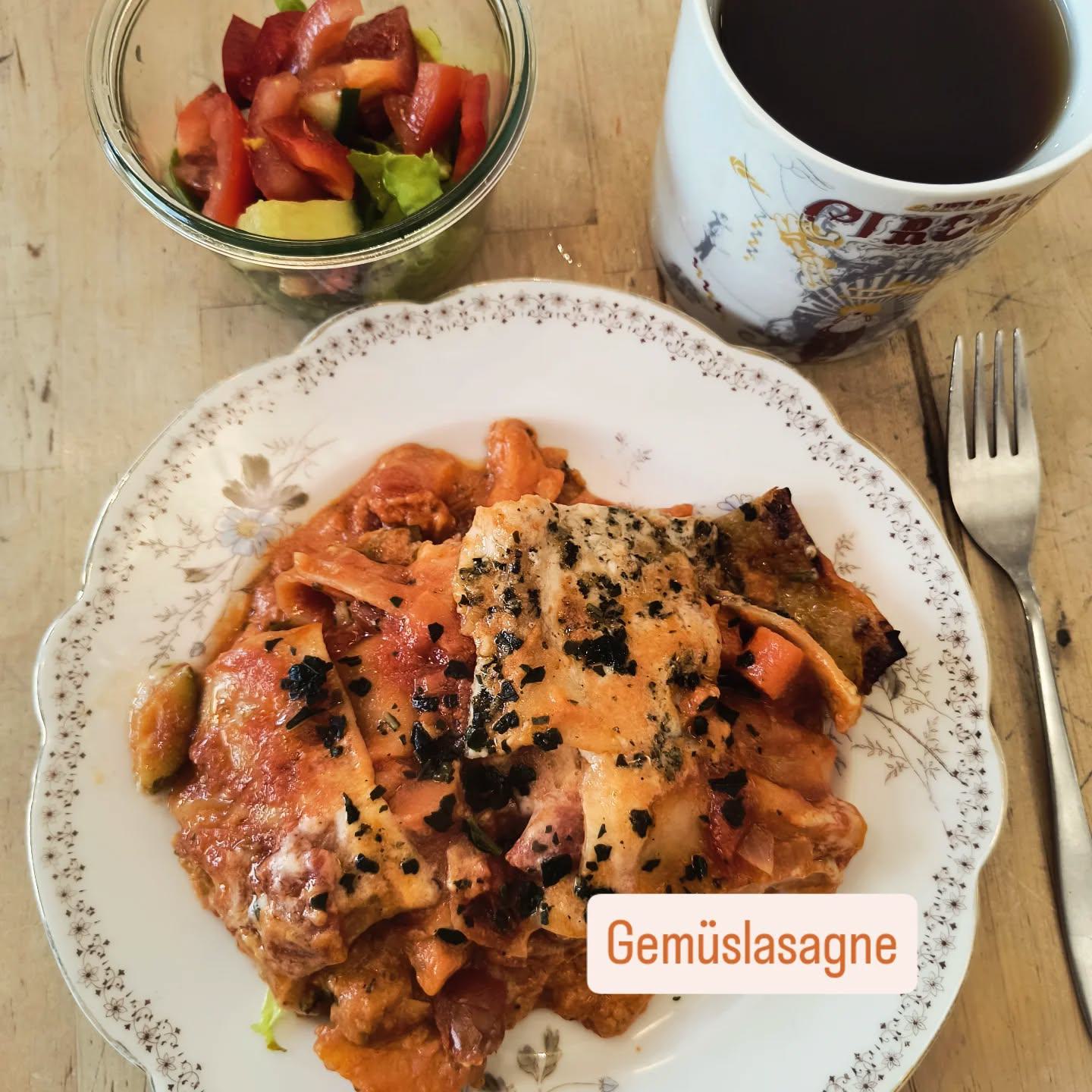 Essen ist fertig 😊
#ernas_mittagstisch #gemüselasagne #mittagessen #mittagspause
