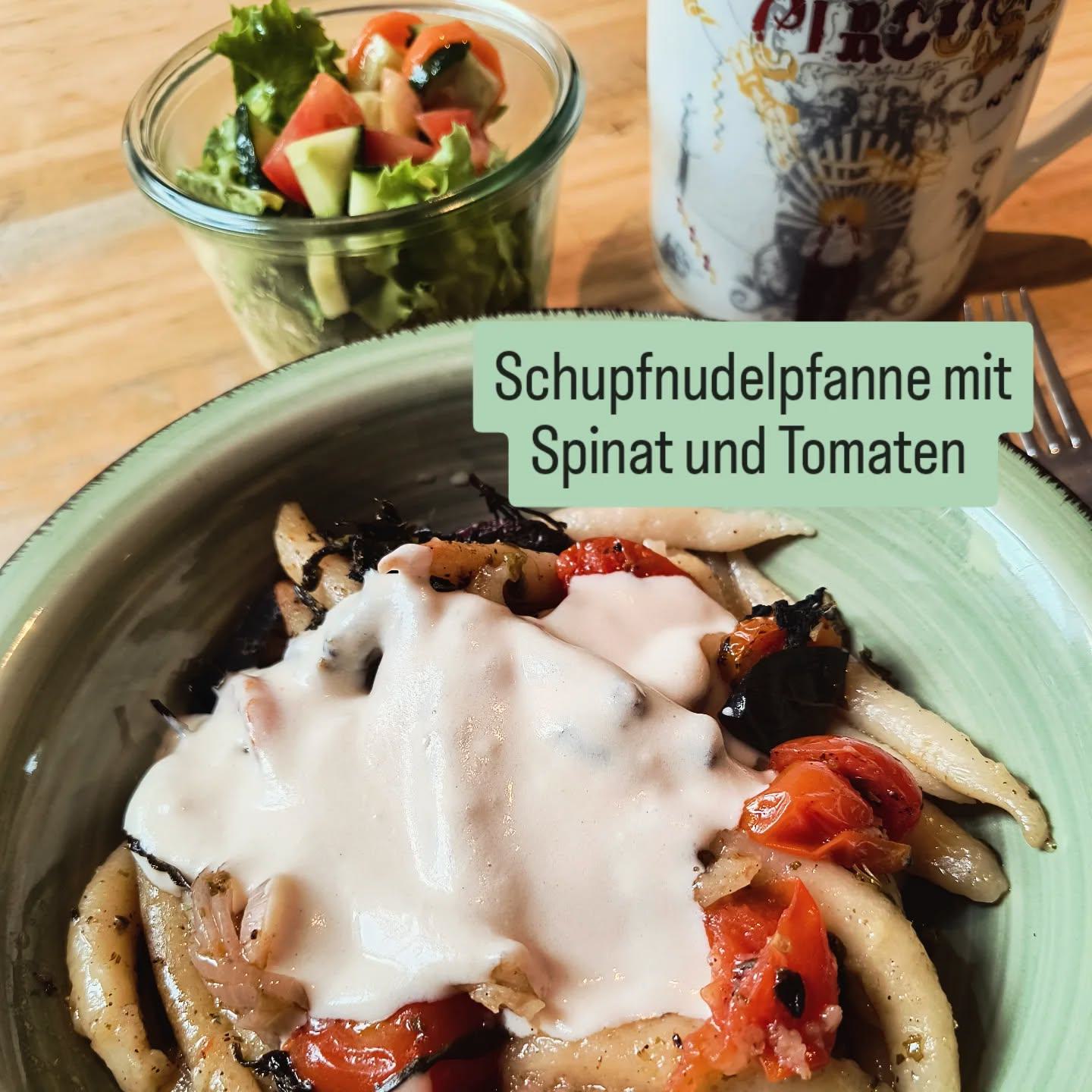 Allen Umbaumaßnahmen und anderen Widrigkeiten zum Trotz gibt es auch heute einen urst leckeren Mittagstisch.
Ich habe jetzt Feierabend und lasse es mir schmecken. Habt noch einen schönen Tag!
#ernas_mittagstisch #veganeschupfnudeln #mittagessen #feierabend
