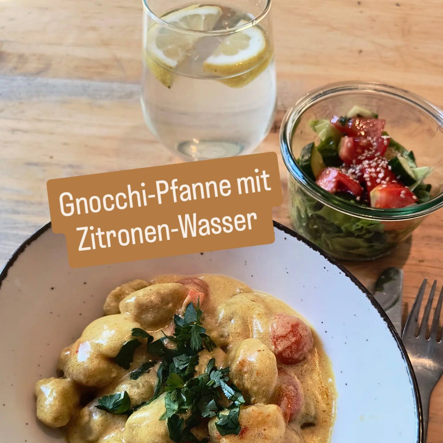 Heute Mittag habt ihr uns echt die Bude eingerannt 😅 kein Wunder, die Gnocchi-Pfanne war einfach lecker! Danke allen die da waren für die Geduld mit uns - mit zwei Kolleginnen im Urlaub waren wir heute etwas knapper personell aufgestellt und sind zwischenzeitlich echt an unsere Grenzen gekommen. Am Ende sind aber alle satt geworden, soweit ich das mitbekommen habe ☺️ Startet alle gut in diese kurze Woche!
#ernas_mittagstisch #gnocchipfanne #wassermitgeschmack #bestekund_innen #verdienterurlaub #schöndassihrdaseid