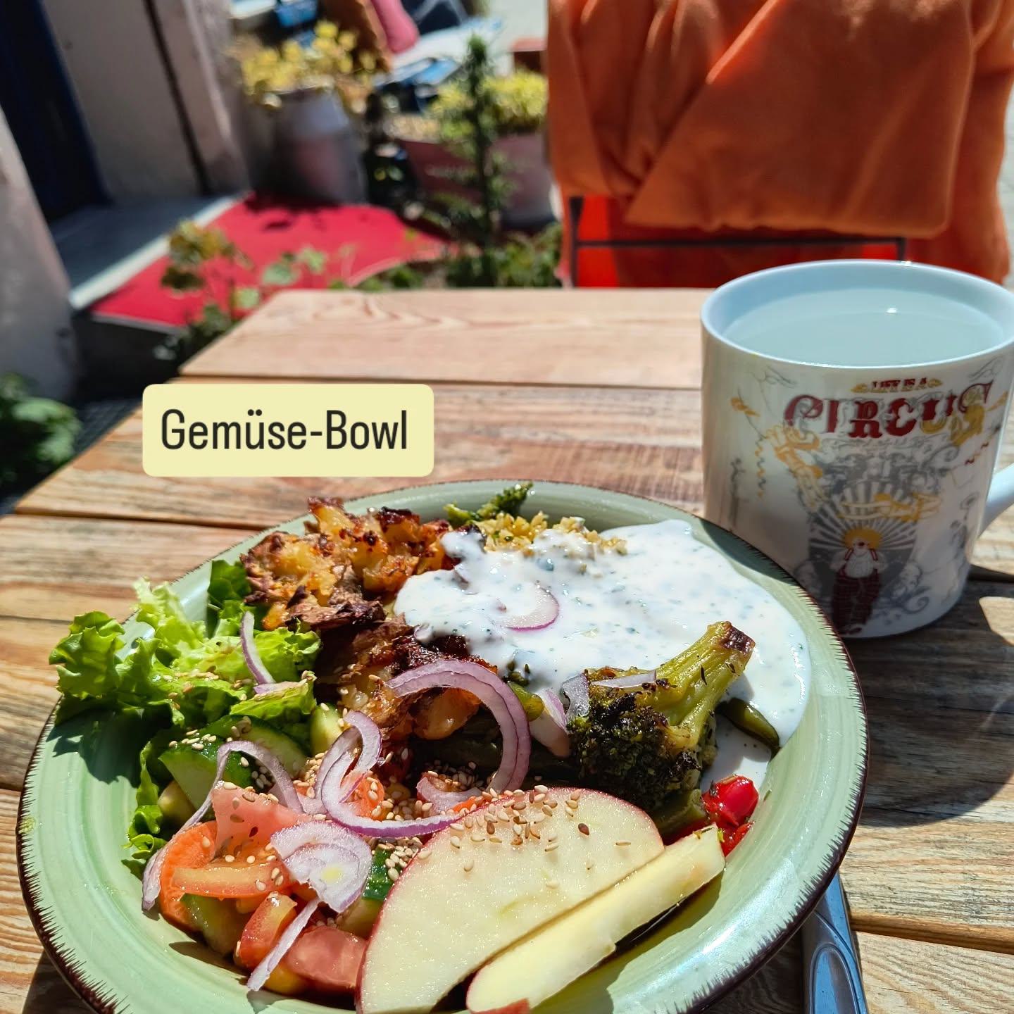 In der Sonne war es heute besonders lecker 🌞
Ein paar Portionen könnt ihr noch in Rebowls mitnehmen, fürs Abendessen oder die Mittagspause morgen...
#ernas_mittagstisch
#gemüsebowl #sonnigesplätzchen #sonneimherzen☀️