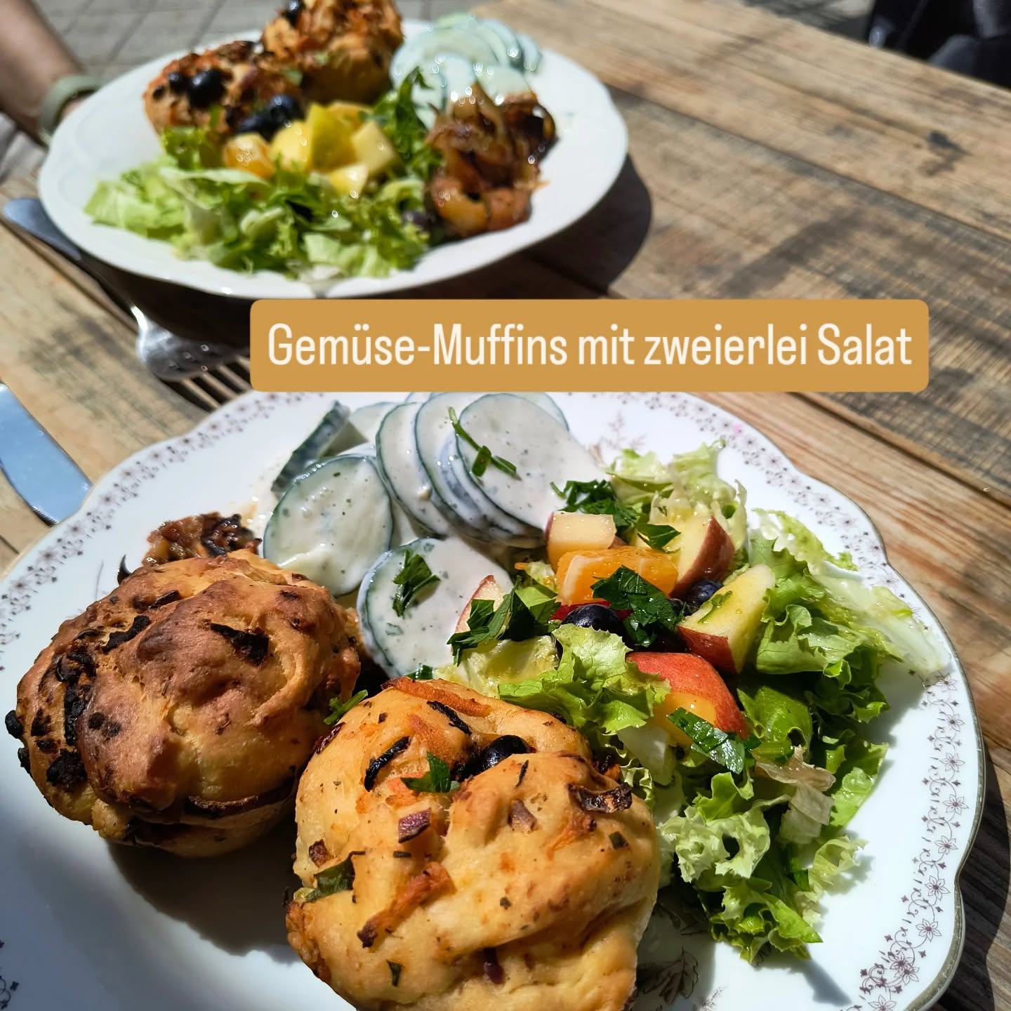 Der große Ansturm ist vorbei, aber ein paar Portionen sind noch übrig von den leckeren #gemüsemuffins
Wer schnappt sie sich? 😁
#ernas_mittagstisch
#lecker #vegan #sonnenterrasse☀️ #schattengibtsauch