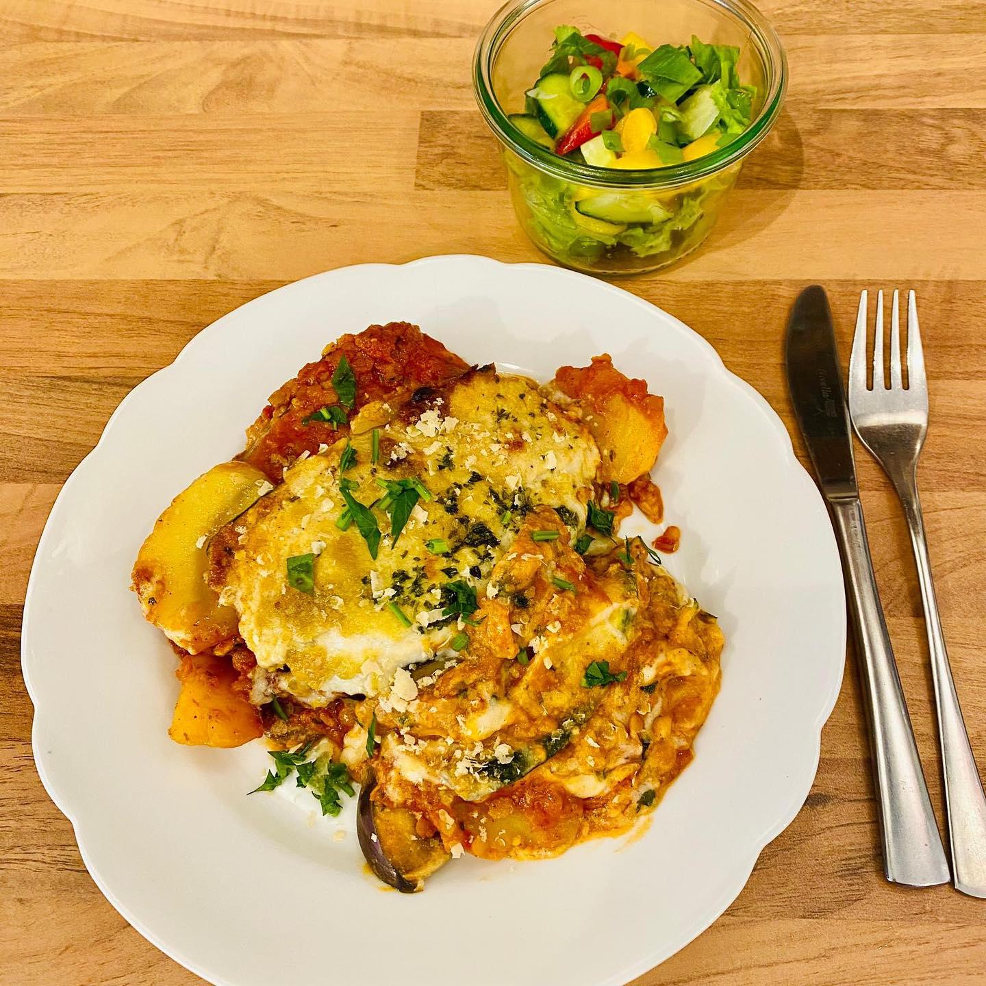 Heute bei uns zum Mittagessen: Veganes Moussaka mit Auberginen, Zucchini, Kartoffeln und Linsen. 🌱
#vegan #ernas_mittagstisch #moussaka #bio #leckerleckerlecker