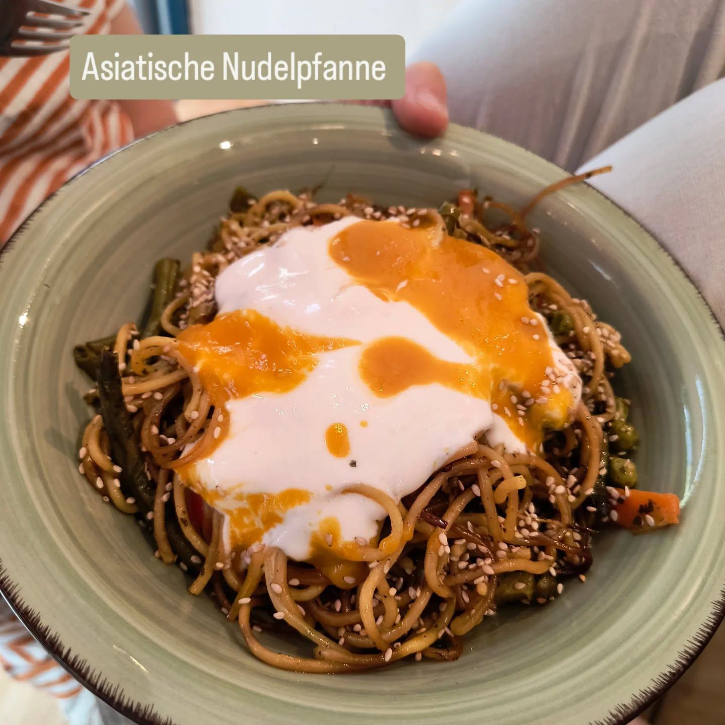 Auch in einigen unserer Fensterbänke kann man gut sitzen und sich den Mittagstisch schmecken lassen... Wie immer gibt es auch einen kleinen Salat dazu. Egal, wo und wie ihr esst: wir wünschen guten Appetit!
#ernas_mittagstisch #asiatischenudelpfanne #hausgemacht #mittagspause #gutenappetit🍴