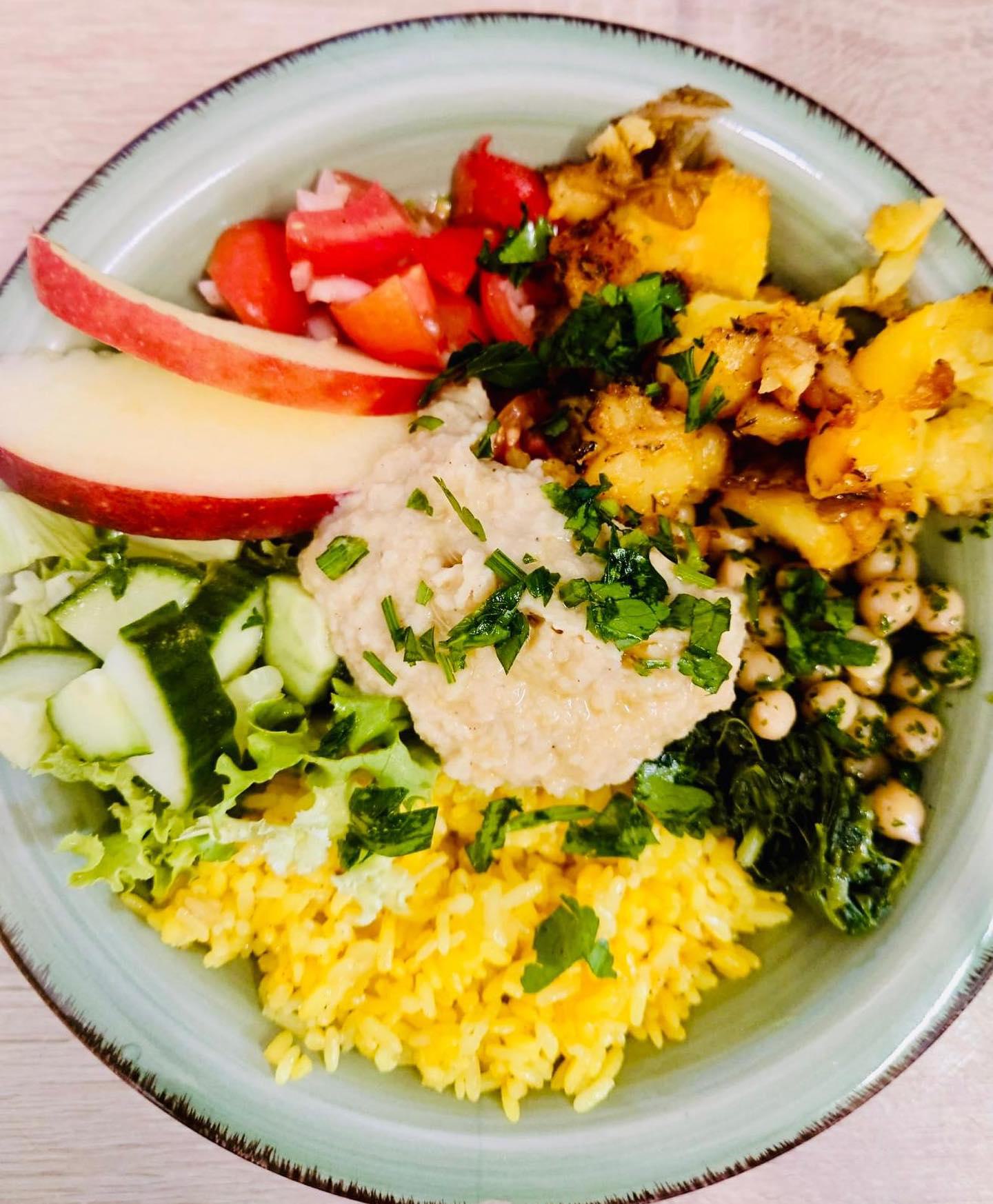 Heute gibt es bei uns zum Mittagessen Buddah Bowl mit Hummus und Kurkumareis. 🌱😋🌱
#ernas_mittagstisch #bowl #buddahbowl #gesundundlecker #vegan