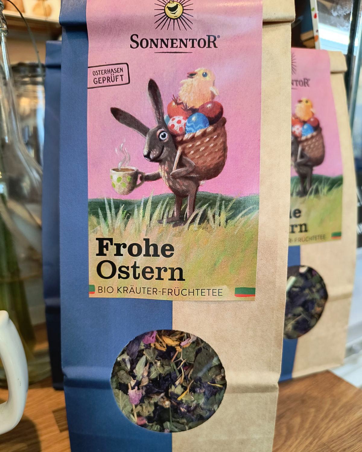 Was tut sich in ERNAs Ladenregalen im April?
Von @sonnentor haben wir einen fruchtigen Kräutertee für euch, der gute Laune macht. Für die Magenbewussten unter euch haben wir vom gleichen Hersteller auch Bittertee neu im Sortiment.
Wer Ostern ohne Alkohol feiern möchte aber dabei nicht auf guten Wein verzichten möchte, für den haben wir ab sofort auch alkoholfreien Chardonnay und Merlot im Angebot. Zum Knabbern dazu gibt es Kesselchips mit Alpensalz und Apfelessig. Ebenfalls neu ist die vegane Aioli von @byodo_naturkost . Und zu guter Letzt haben wir auch noch einen weiteren neuen Tee für euch: von @yogiteaeurope gibt es mit "Happy Nature" eine neue Gewürzteemischung, unter anderem mit Mango, Mandarin und Vanille.
Was davon werdet ihr als erstes ausprobieren?
#ernas_neulinge #bittertee #alkoholfreierwein #kräutertee #chardonnayalkoholfrei #merlotalkoholfrei #aoilivegan #happrynature #froheostern #immerwiederwasneueshier #kommtvorbei❤️