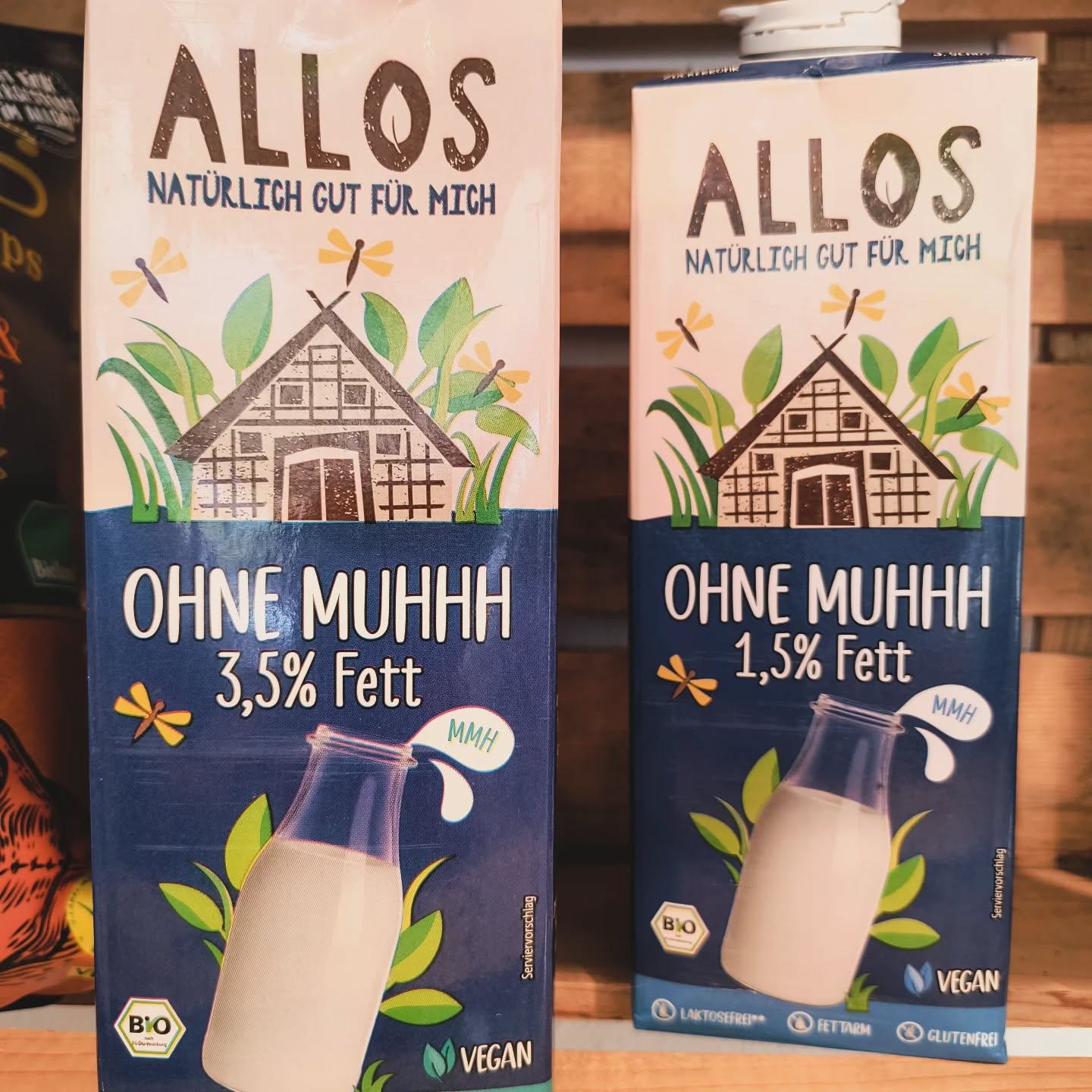 Neu im ERNAs: diese veganen Milch-Alternativen von @allos_bio 🌱🥛
In Anlehnung an Kuhmilch gibt es sie sowohl mit 3,5% als auch 1,5% Fettanteil. Basis für diesen Pflanzendrink ist eine Mischung aus Reis, Kokos und Soja.
Der Strom für die Produktion stammt zu 100% aus erneuerbaren Energien, auch das Tetra-Pack hat einen geringen CO2-Fußabdruck als seine herkömmlichen Geschwister.
Lasst uns lecker die Welt retten! 🦸♀️😁
Was ist dein liebster Pflanzen-Drink?
#ernas_neulinge #veganemilch #milchalternative #wenigerco2 #weltretten #vielekleineschritte