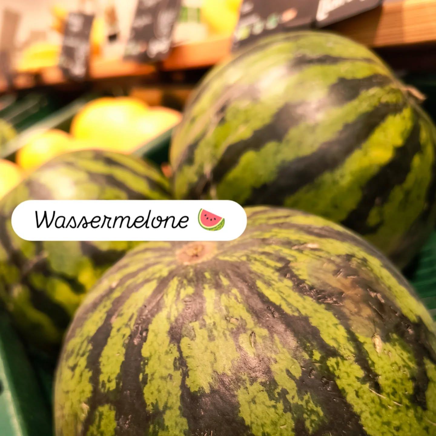Der Mai ist da, aber wo ist der Sommer?! Ein bisschen Sommer findet ihr vielleicht schon in unseren Ladenregalen:
Es gibt wieder Wassermelonen & Nektarinen, mit Bananen-Weizen und Mango-Ale, süßem Sirup und Pfefferminztee haben wir auch die passenden Getränke für die warme Jahreszeit für euch da. Den Pfefferminztee bekommen wir leider nicht mehr im Großgebinde, deshalb haben wir ihn jetzt immerhin in Papierverpackung für euch wieder im ERNAs. Auch den Langkornreis verkaufen wir nun in Tüten - nachdem wir zuletzt einige Kilo entsorgen mussten, ist es uns lieber, ein wenig Papiermüll in Kauf zu nehmen, als womöglich auch beim nächsten Mal wieder Lebensmittel wegschmeißen zu müssen.
Nach kurzem Lieferengpass findet ihr nun auch wieder Hefeflocken bei uns. Und seit kurzem haben wir auch vier Sorten Scheibenkäse im Kühlregal und schauen mal, wie die von euch angenommen werden.
Zu guter Letzt möchte ich euch noch ein besonderes Produkt an Herz legen: das "Marleber Hanföl" stammt quasi aus Frithjofs Familie und wurde liebevoll im Auto "Fiete" nach Magdeburg transportiert.
Was davon habt ihr schon probiert? Was hat geschmeckt und werdet ihr wieder kaufen?
#ernas_neulinge #wassermelone #nektarine #bananenweizen #mangoale @strandraeubernaturradler @sonnentor #pfefferminztee #rhabarbersirup #himbeersirup @voelkel #hanföl #gouda #emmentaler #tilsiter #bergkäse @oema.bio #hefeflocken #langkornreis #Hanföl