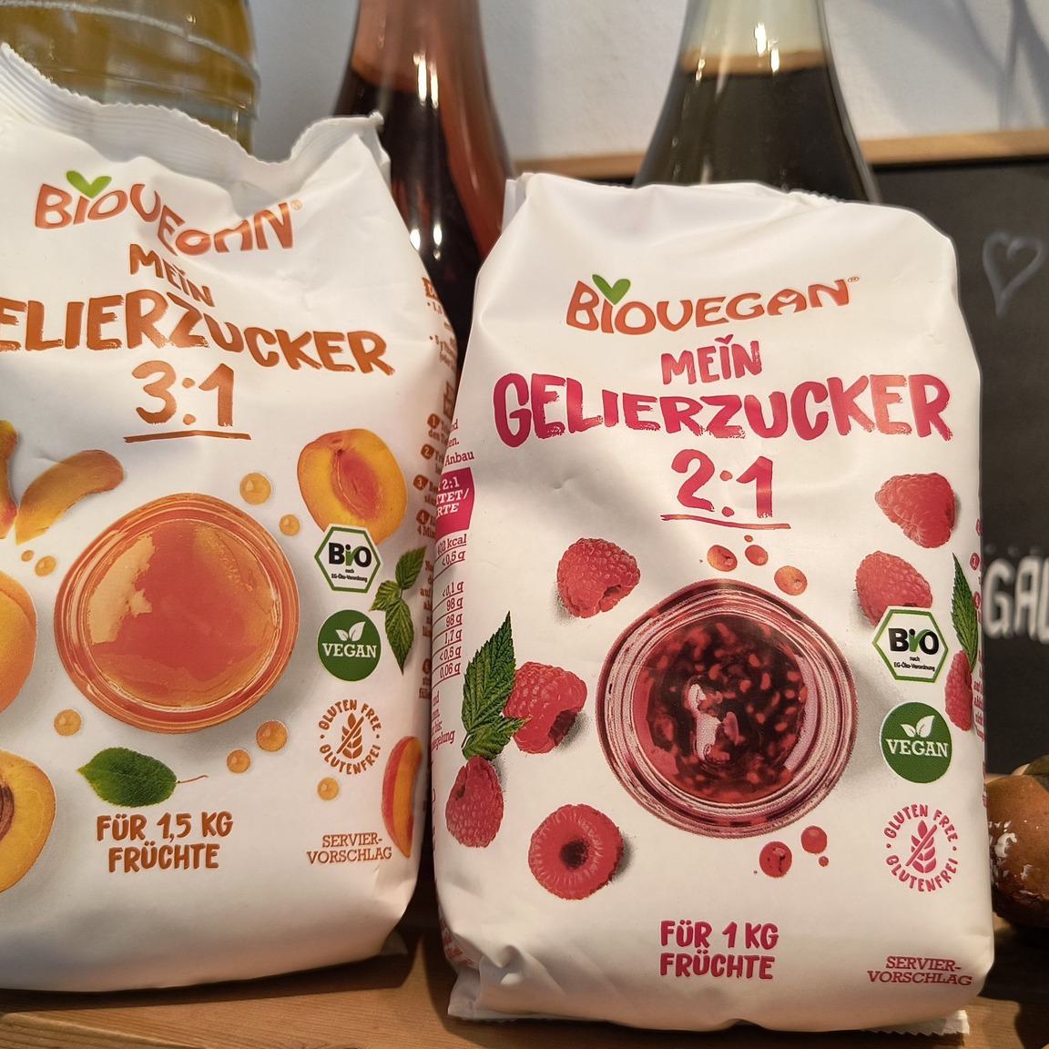 Hallo neue Woche!
Im Juni hat sich einiges an Neuheiten in unseren Regalen eingefunden, die ich euch hier vorstellen darf:
Passend zur Sommerernte haben wir Gelierzucker (vegan) neu ins Sortiment aufgenommen.
Die Sprossen von @Sonnentor peppen jeden Salat auf und sind schnell und kostengünstig herangezogen. Ihr habt die Wahl zwischen Kresse, Bockshornklee und Alfalfa sowie einer Mischung aus Linsen, Radieschen und Senfsaat. Auch bei den Getränken haben wir aufgestockt und nun auch Säfte von @beutelsbacher_ für euch da. Außerdem stilles Wasser und "Sekko Soziale" (in rosé und weiß), der den schönen Untertitel "Anstoßen statt Ausgrenzen" trägt. Eine neue Brause gibt es auch und zwar eine, die den üblichen Zucker mit Dattelsüße ersetzt. Und wer dieses Prinzip auch für Kuchen & Co anwenden möchte, kann nun bequem Dattelrohmasse bei uns kaufen (wer die selber machen will: keine Sorge, wir verkaufen auch weiterhin Deget Nour und Medjoul Datteln unverpackt). Für die vegane Sahne auf dem Kuchen probieren wir eine neue Sorte auf Kokosbasis aus. Und da es gerade schwer ist, an unverpackte Leinsamen zu kommen, haben wir sie zumindest vorübergehend im Papiergewand für euch da.
Neues tut sich auch im Kosmetikregal: von @fairsquared haben wir nun vier Haarseifen für verschiedene Haartypen da.
Und zu guter Letzt: Nicht neu aber endlich wieder da: Nudeln von der @nudelwerkstatt . Die gibt es jetzt auch in neuen fancy Formen... und sind bestimmt auch voll lecker!
#ernas_neulinge #ernas_aktuelles #gelierzucker #saft #sekkosoziale #sprossen #haarseife #leinsamen #dattellimo #dattelrohmasse #veganesahne