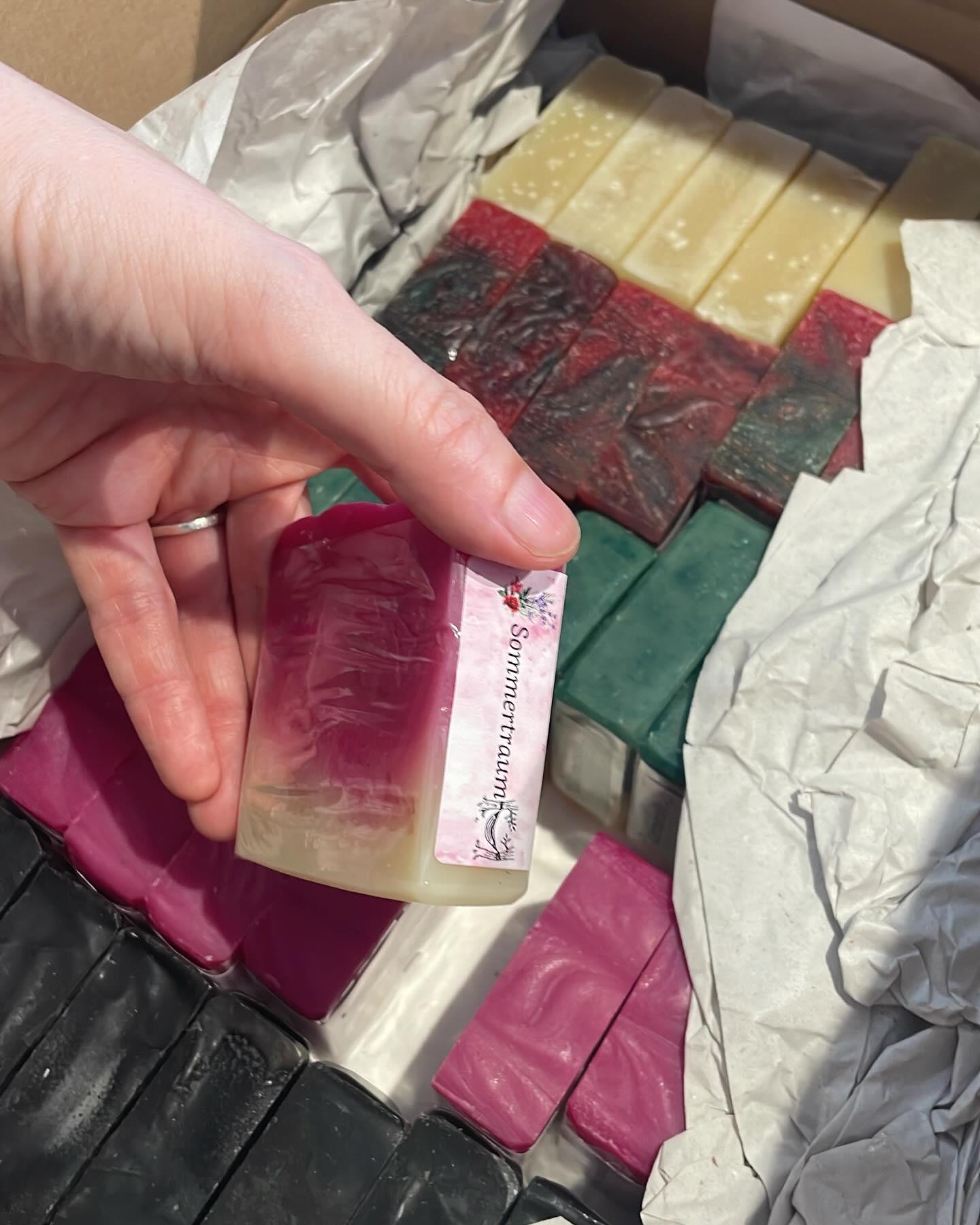 Und frisch aufgefüllt für eure Sommerreisetasche: Handgemachte Seifen aus der Region! ☺️ @nelumbo_kosmetik und @traumseifenmanufaktur Danke, dass ihr uns damit verwöhnt! #ernas_neulinge