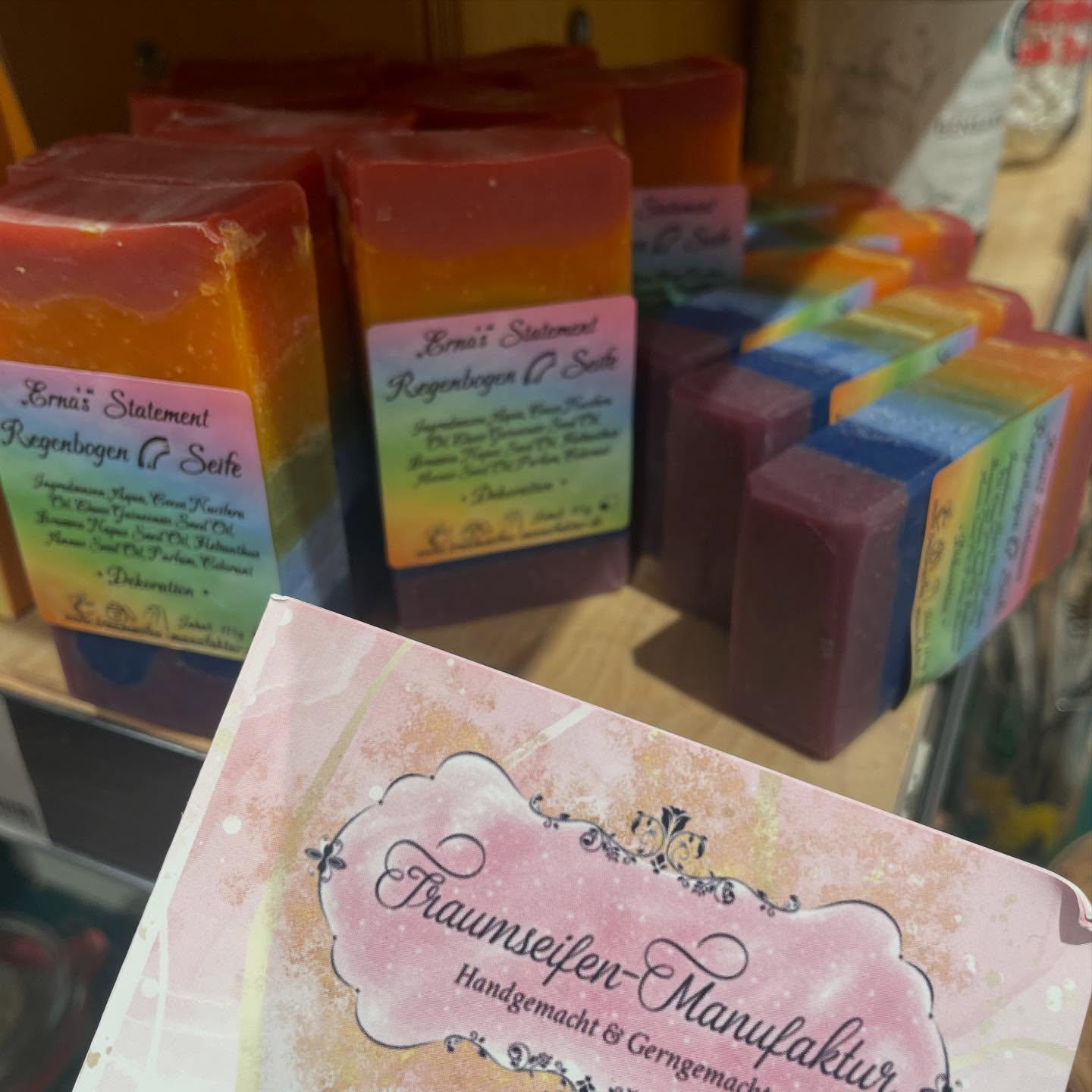 Damit wir die „Neutralität“ in Berlin mal von grobem Schmutz und Unfug reinigen können! Danke an Michaela von der @traumseifenmanufaktur für die Umsetzung! Wir lieben sie!!!
🤩😻🩷❤️🧡💛💚🩵💙💜
#ernas_neulinge #ernas_aktuelles #ernas_statment #gegenrechts #buntstattbraunblau #zirkusstattkasperletheater